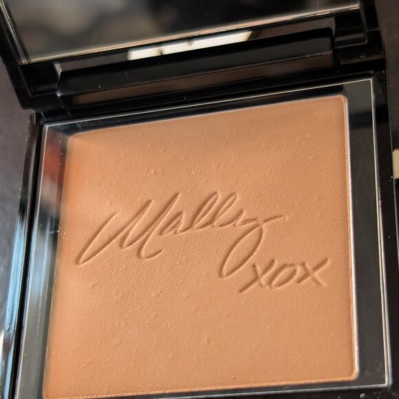 Mally 4K Ultra HD Fantasy Foundation – Medium (0.33 oz / 9.5g) - Picture 1 of 5